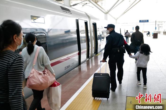 
浙江医院黄牛代挂号电话票贩子号贩子网上预约挂号,住院检查加快,站好春运最后一班岗的广铁深圳公安处老警长王聪