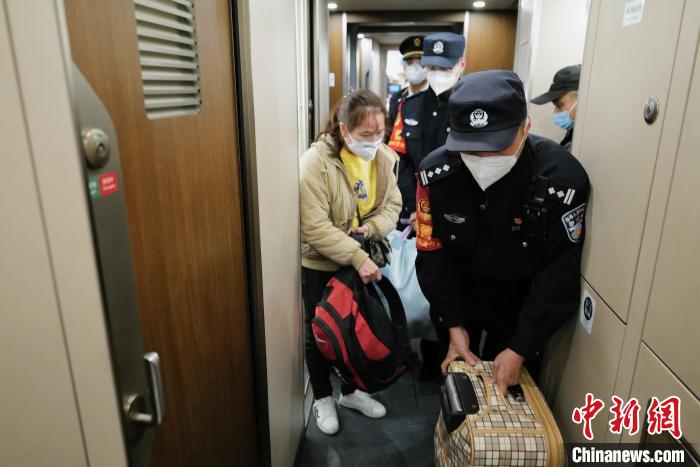 
浙江医院黄牛代挂号电话票贩子号贩子网上预约挂号,住院检查加快,站好春运最后一班岗的广铁深圳公安处老警长王聪