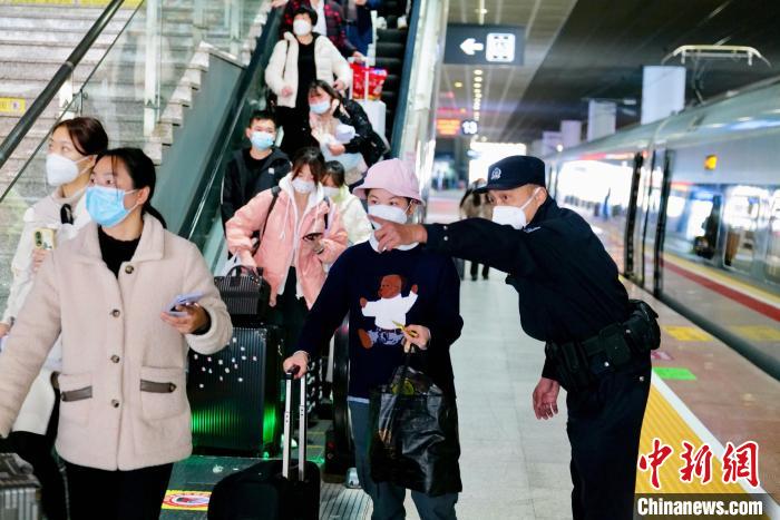 
浙江医院黄牛代挂号电话票贩子号贩子网上预约挂号,住院检查加快,站好春运最后一班岗的广铁深圳公安处老警长王聪