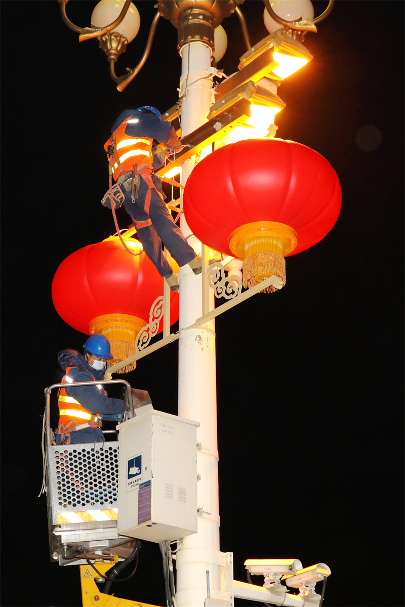 
广州市第一人民医院黄牛代挂号电话票贩子号贩子网上预约挂号,住院检查加快,“年味儿”十足！大红灯笼扮靓长安街