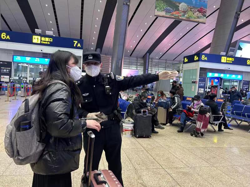 
杭州市富阳中医骨伤医院黄牛代挂号电话票贩子号贩子网上预约挂号,住院检查加快,刘鹏颐：春运路上的“守护人”