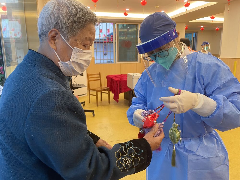 
北京天坛医院黄牛代挂号电话票贩子号贩子网上预约挂号,住院检查加快,新华全媒+|“流动义诊车”开进老年公寓——疫情下的养老院一线见闻