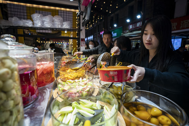 
天津血液研究所黄牛代挂号电话票贩子号贩子网上预约挂号,住院检查加快,夜经济唤醒中国“春城”烟火气