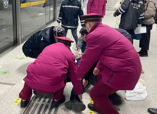 
北医六院黄牛代挂号电话票贩子号贩子网上预约挂号,住院检查加快,地铁上，生死急救10分钟！