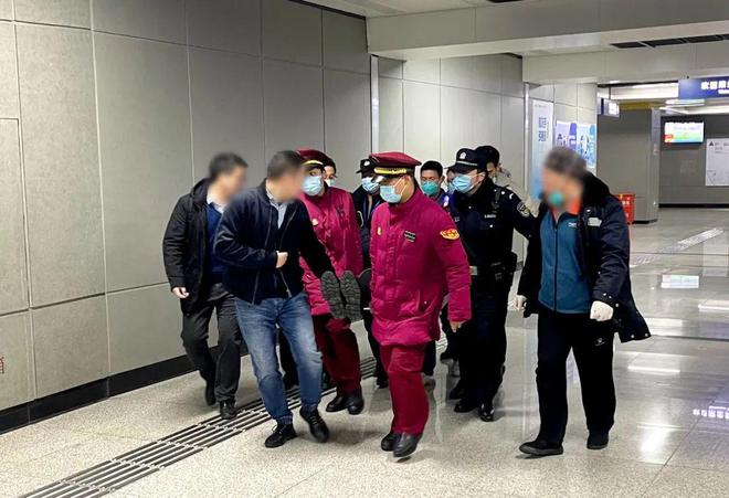 
北医六院黄牛代挂号电话票贩子号贩子网上预约挂号,住院检查加快,地铁上，生死急救10分钟！