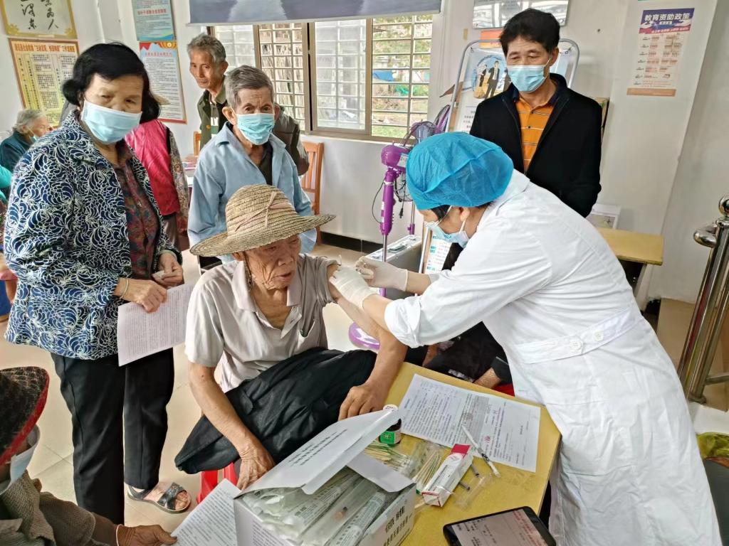 
北京同仁医院黄牛代挂号电话票贩子号贩子网上预约挂号,住院检查加快,新华全媒+｜疫苗送上门，打通老年人接种“最后一公里”