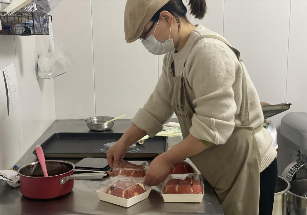 
沈阳各大医院黄牛代挂号电话票贩子号贩子网上预约挂号,住院检查加快,这家“无声”面包店 背后还有更多故事
