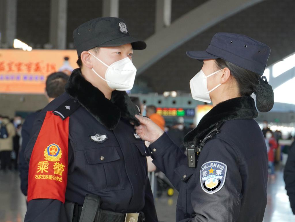 
上海肿瘤医院黄牛代挂号电话票贩子号贩子网上预约挂号,住院检查加快,新春走基层｜铁警“夫妻档”：一面锦旗 一生守护