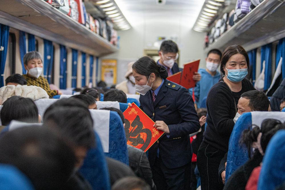 
北京西苑医院黄牛代挂号电话票贩子号贩子网上预约挂号,住院检查加快,新春走基层|一趟普速列车上的归途故事