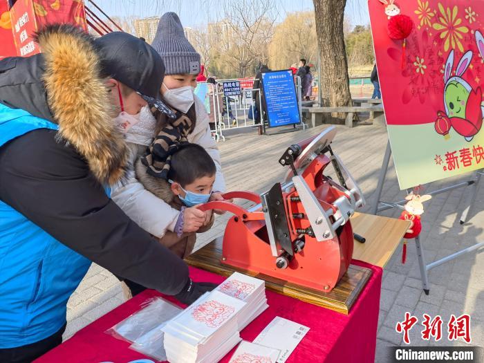 
南京眼科医院黄牛代挂号电话票贩子号贩子网上预约挂号,住院检查加快,猜灯谜、剪窗花 大年初一北京公园年味足