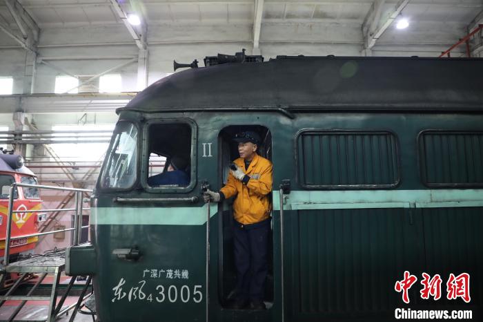 
上海肿瘤医院黄牛代挂号电话票贩子号贩子网上预约挂号,住院检查加快,（新春走基层）他用陪伴42年的检修钳坚守最后一个春运