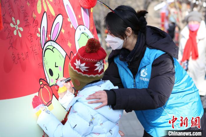 
南京眼科医院黄牛代挂号电话票贩子号贩子网上预约挂号,住院检查加快,猜灯谜、剪窗花 大年初一北京公园年味足