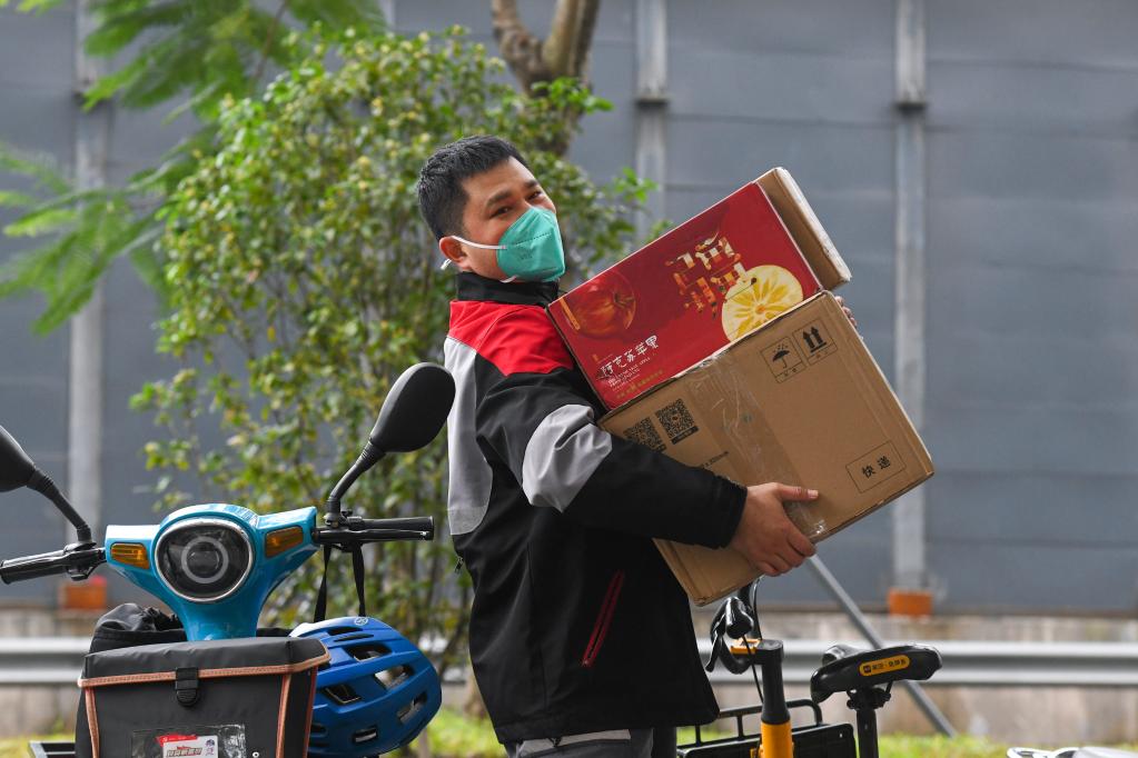 
上海瑞金医院黄牛代挂号电话票贩子号贩子网上预约挂号,住院检查加快,新春走基层丨坚守，为了更美好的团圆——深圳快递外卖小哥除夕跑单记
