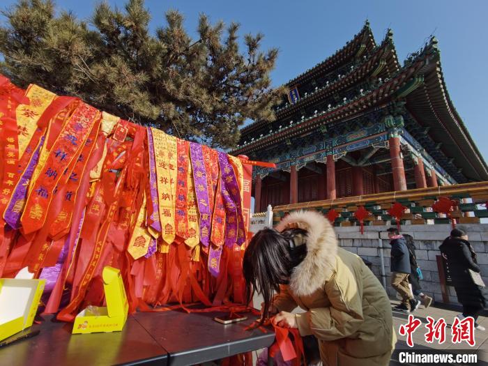 
南京眼科医院黄牛代挂号电话票贩子号贩子网上预约挂号,住院检查加快,猜灯谜、剪窗花 大年初一北京公园年味足