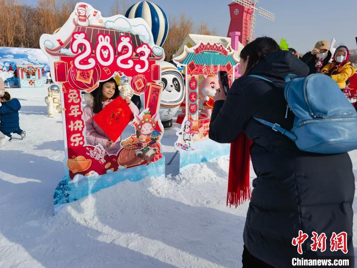 
南京眼科医院黄牛代挂号电话票贩子号贩子网上预约挂号,住院检查加快,猜灯谜、剪窗花 大年初一北京公园年味足