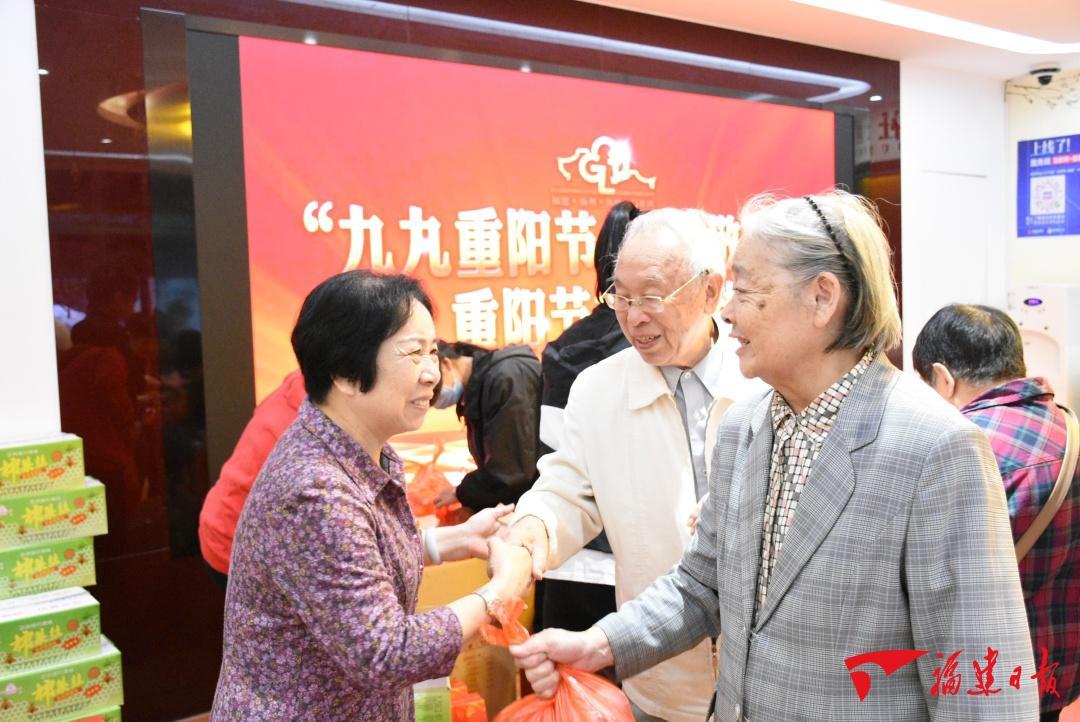 
南京各大医院黄牛代挂号电话票贩子号贩子网上预约挂号,住院检查加快,过年 | 在福州军门社区，这桌年夜饭，办了30年……