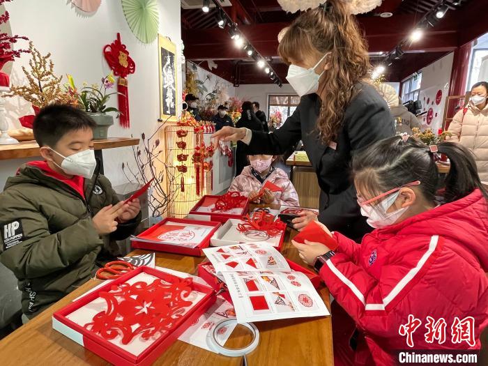 
南京眼科医院黄牛代挂号电话票贩子号贩子网上预约挂号,住院检查加快,猜灯谜、剪窗花 大年初一北京公园年味足