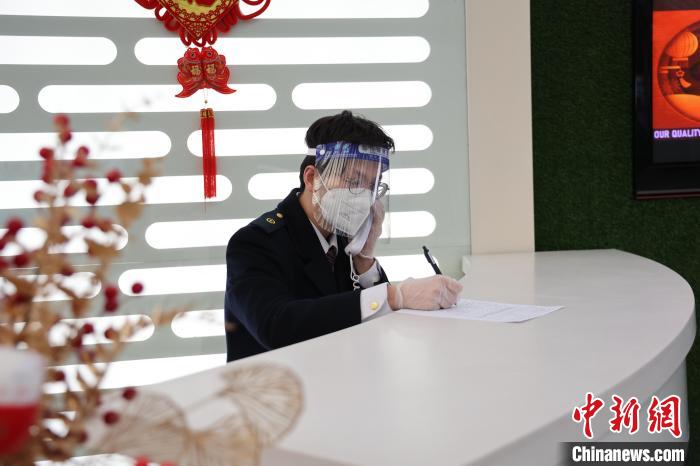 
南京金陵医院黄牛代挂号电话票贩子号贩子网上预约挂号,住院检查加快,（新春走基层）大年三十 沪上这群年轻人坚守岗位让民众安享团圆