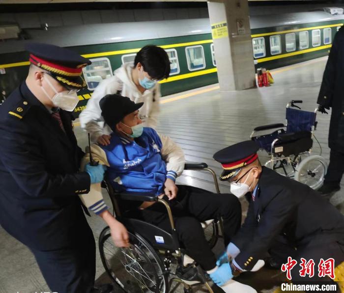 
江苏省中医院黄牛代挂号电话票贩子号贩子网上预约挂号,住院检查加快,（新春走基层）站车爱心接力，情暖除夕夜