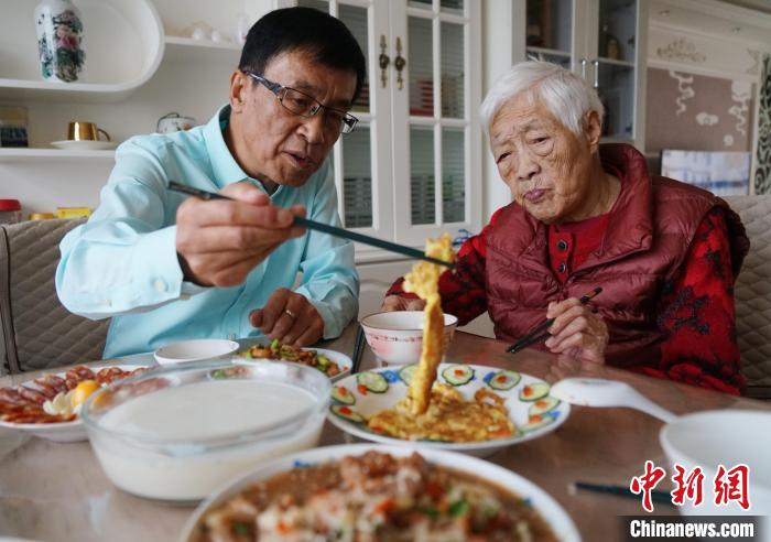 
广州中山一院黄牛代挂号电话票贩子号贩子网上预约挂号,住院检查加快,青海台商祖孙三代的年夜饭