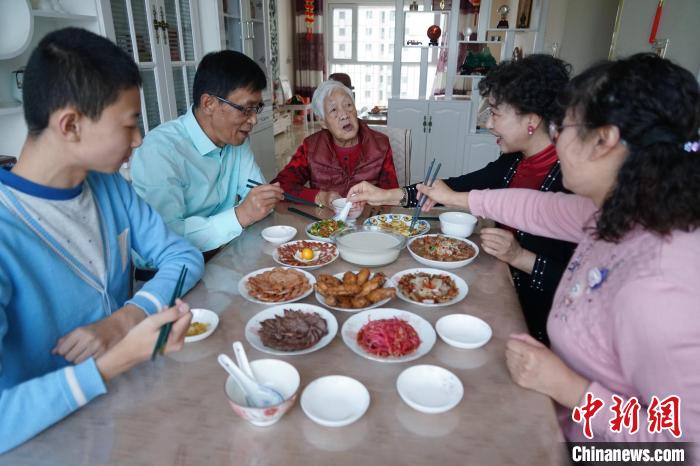 
广州中山一院黄牛代挂号电话票贩子号贩子网上预约挂号,住院检查加快,青海台商祖孙三代的年夜饭