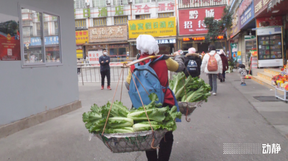 
天津各大医院黄牛代挂号电话票贩子号贩子网上预约挂号,住院检查加快,过年丨5639次列车的“新春年货铺”