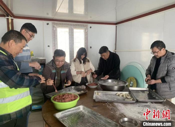 
上海各大医院黄牛代挂号电话票贩子号贩子网上预约挂号,住院检查加快,（新春走基层）海外建设者的“云团聚”：去国怀乡又一春