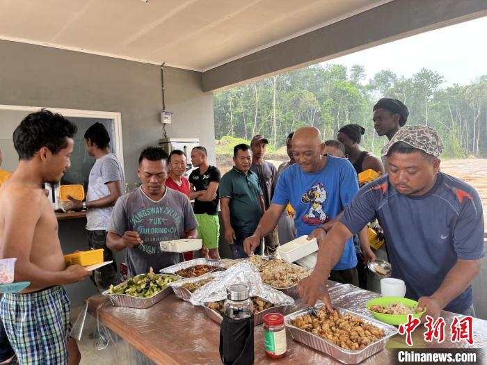 
南京市第一医院黄牛代挂号电话票贩子号贩子网上预约挂号,住院检查加快,苏里南的新春见闻：看当地春晚 品中国美食
