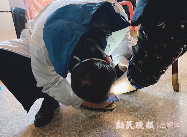 
东直门医院黄牛代挂号电话票贩子号贩子网上预约挂号,住院检查加快,过年丨新年，记者跟家庭医生上门：我很“胆小”的，只想好好守护他们