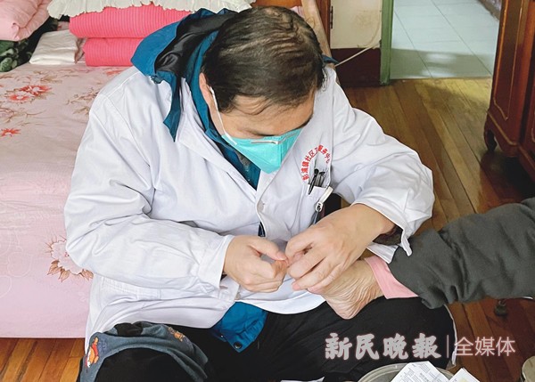 
东直门医院黄牛代挂号电话票贩子号贩子网上预约挂号,住院检查加快,过年丨新年，记者跟家庭医生上门：我很“胆小”的，只想好好守护他们