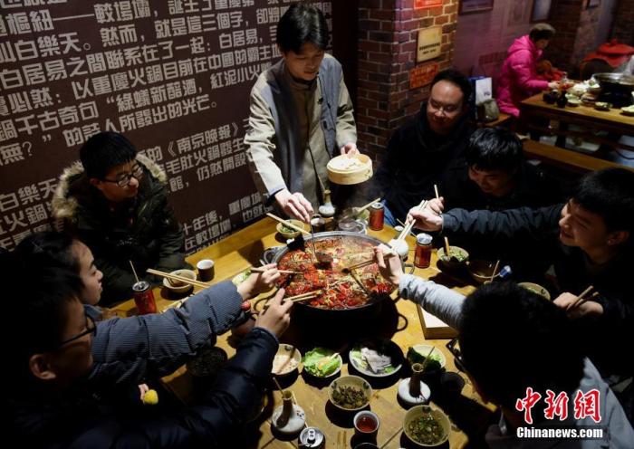 
杭州市第一人民医院黄牛代挂号电话票贩子号贩子网上预约挂号,住院检查加快,【寻味中华】重庆火锅：涮得了山珍海味 烫得了边角碎料