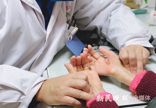 
东直门医院黄牛代挂号电话票贩子号贩子网上预约挂号,住院检查加快,过年丨新年，记者跟家庭医生上门：我很“胆小”的，只想好好守护他们