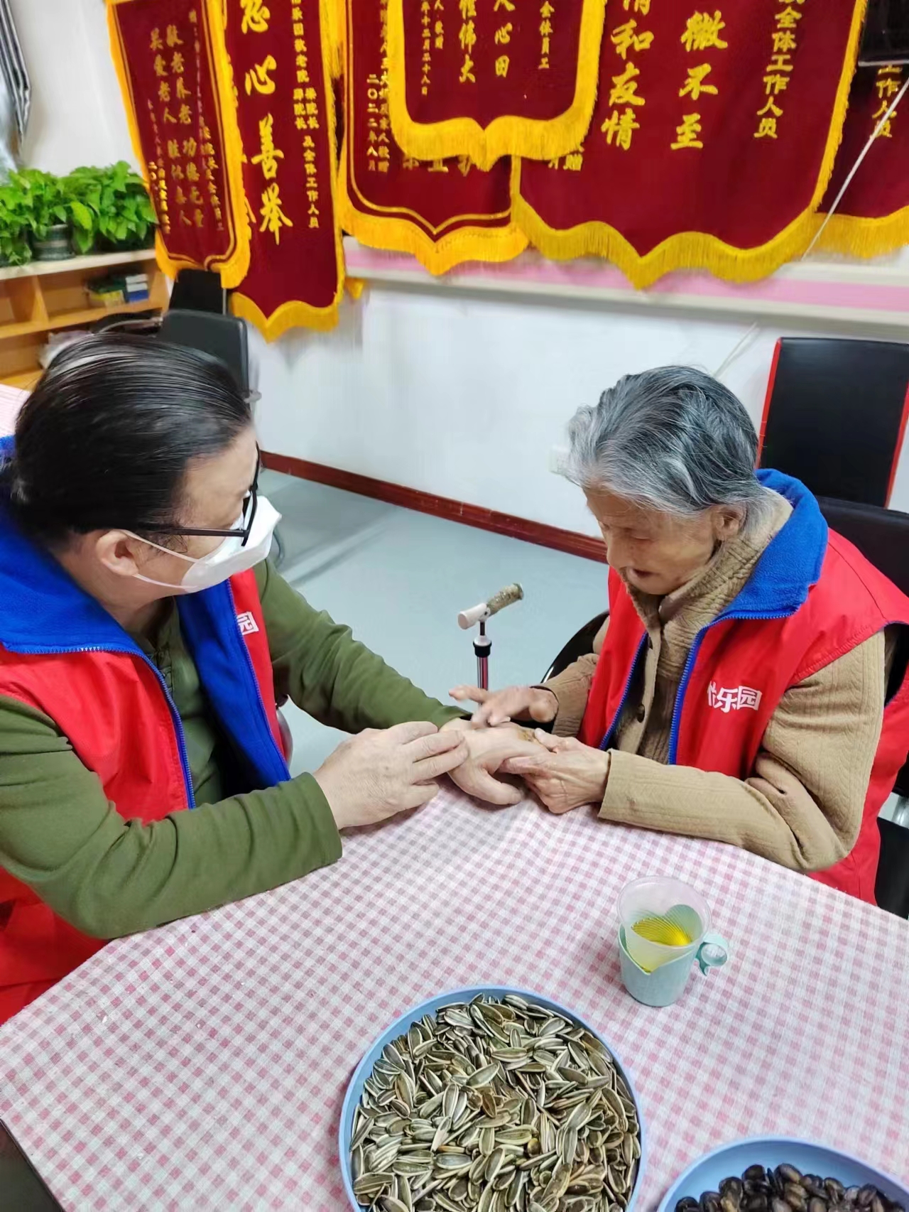 
江苏省中西医结合医院黄牛代挂号电话票贩子号贩子网上预约挂号,住院检查加快,新春走基层｜养老院里的“幼儿园园长”