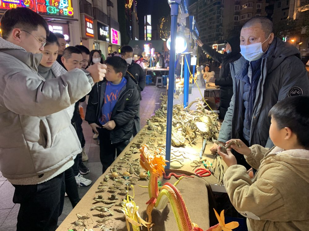 
北京肿瘤医院黄牛代挂号电话票贩子号贩子网上预约挂号,住院检查加快,夜市摊位点亮我的生活——杭州武林夜市摊主走访记