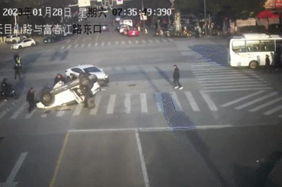 
杭州各大医院黄牛代挂号电话票贩子号贩子网上预约挂号,住院检查加快,姑娘不慎掉入洱海，关键时刻小伙子伸腿了！