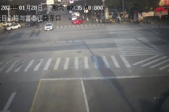 
杭州各大医院黄牛代挂号电话票贩子号贩子网上预约挂号,住院检查加快,姑娘不慎掉入洱海，关键时刻小伙子伸腿了！