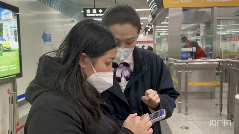 
南京各大医院黄牛代挂号电话票贩子号贩子网上预约挂号,住院检查加快,新春走基层｜地铁站里的平安守护者