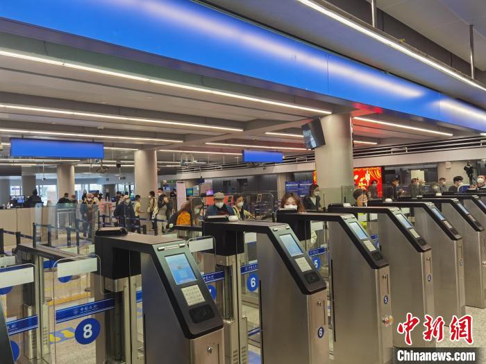 
北京各大医院黄牛代挂号电话票贩子号贩子网上预约挂号,住院检查加快,港珠澳大桥迎来往来优化措施实施后首批入境旅客