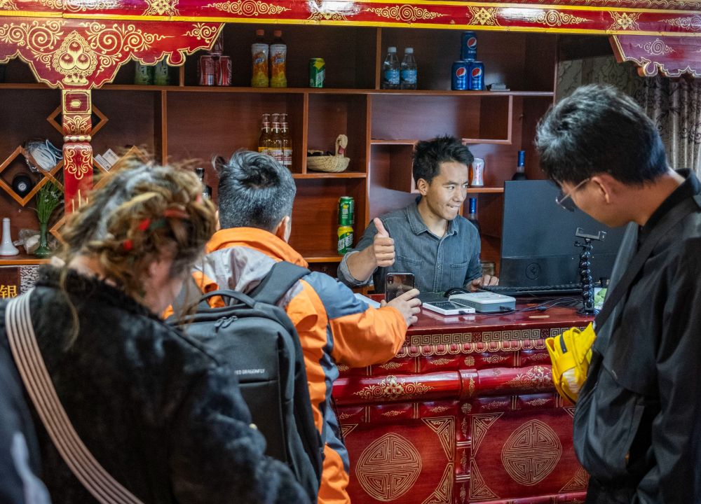 
成都华西医院黄牛代挂号电话票贩子号贩子网上预约挂号,住院检查加快,我在现场·照片背后的故事｜珠峰纪行：那些与山共生的人