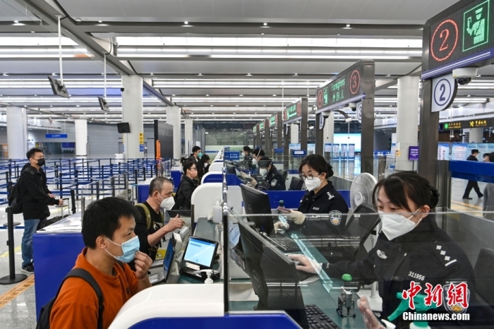 
上海华山医院黄牛代挂号电话票贩子号贩子网上预约挂号,住院检查加快,评论：“通关”人潮显民心所向