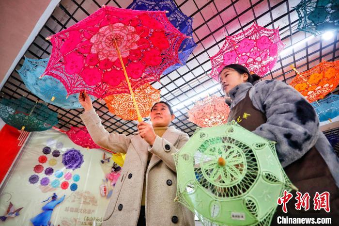 
北京大学肿瘤医院黄牛代挂号电话票贩子号贩子网上预约挂号,住院检查加快,(新春走基层)泰安非遗“花边伞”春节走俏海内外市场