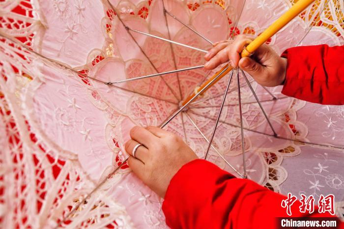 
北京大学肿瘤医院黄牛代挂号电话票贩子号贩子网上预约挂号,住院检查加快,(新春走基层)泰安非遗“花边伞”春节走俏海内外市场