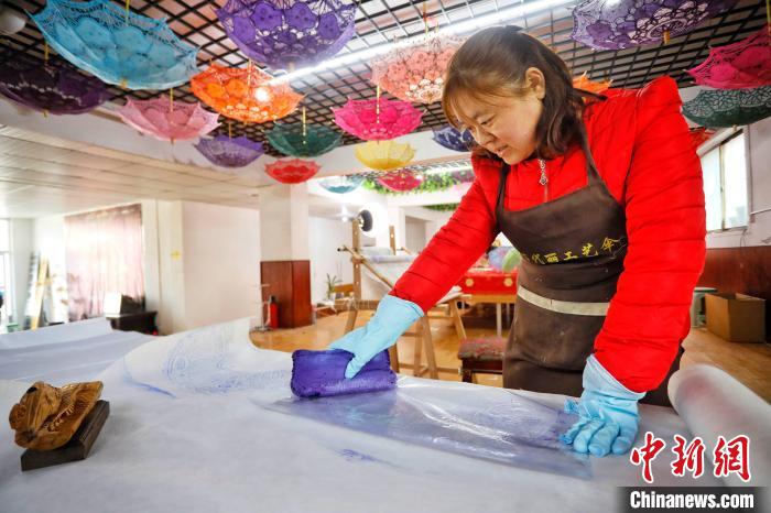 
北京大学肿瘤医院黄牛代挂号电话票贩子号贩子网上预约挂号,住院检查加快,(新春走基层)泰安非遗“花边伞”春节走俏海内外市场