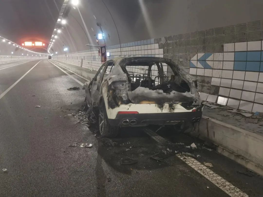 
北京天坛医院黄牛代挂号电话票贩子号贩子网上预约挂号,住院检查加快,车辆追尾起火司机昏迷，眼看要爆炸了……