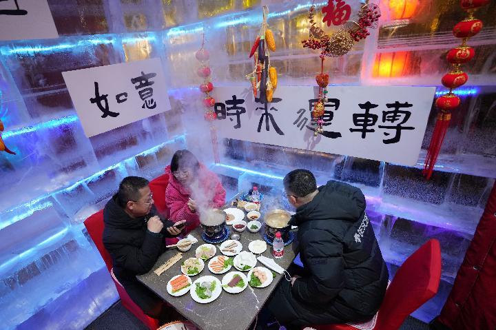 
南京市中医院黄牛代挂号电话票贩子号贩子网上预约挂号,住院检查加快,灯火阑珊“夜经济”
