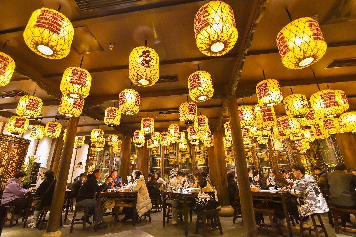 
南京市中医院黄牛代挂号电话票贩子号贩子网上预约挂号,住院检查加快,灯火阑珊“夜经济”