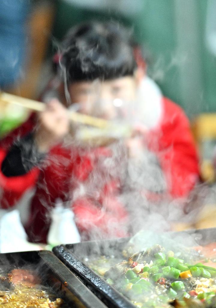 
南京市中医院黄牛代挂号电话票贩子号贩子网上预约挂号,住院检查加快,灯火阑珊“夜经济”