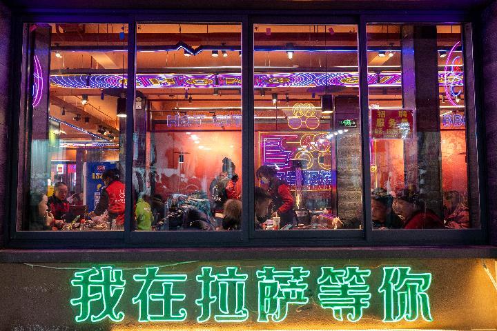 
南京市中医院黄牛代挂号电话票贩子号贩子网上预约挂号,住院检查加快,灯火阑珊“夜经济”