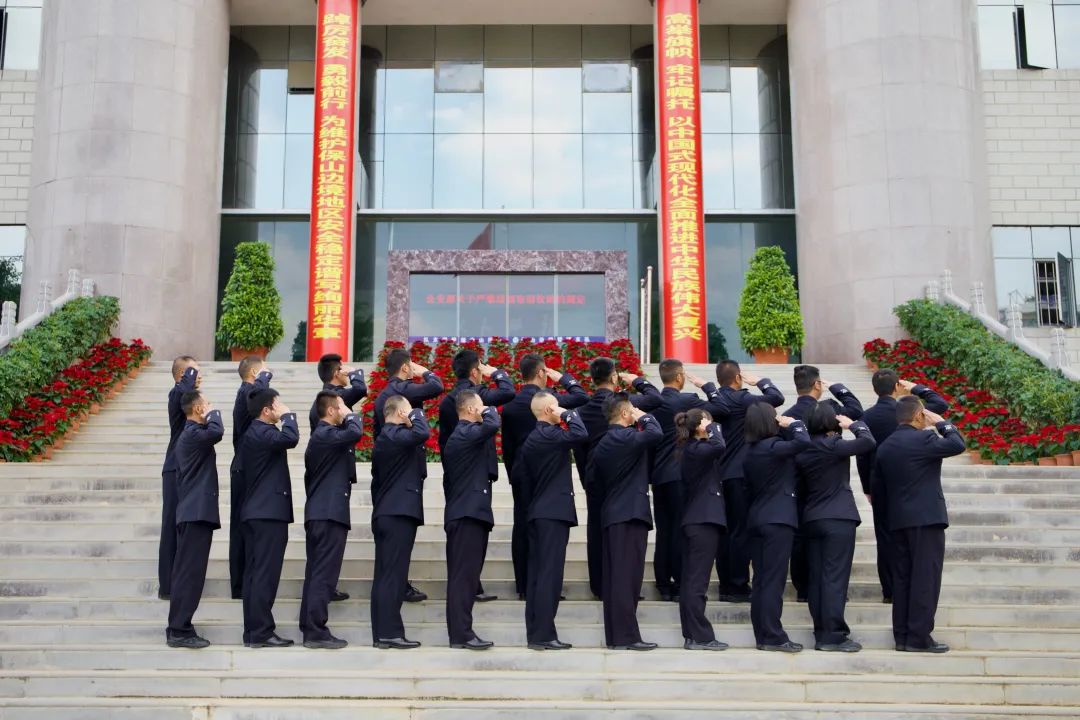 
南京市口腔医院黄牛代挂号电话票贩子号贩子网上预约挂号,住院检查加快,这个警队人均二等功，却没有一张露脸照