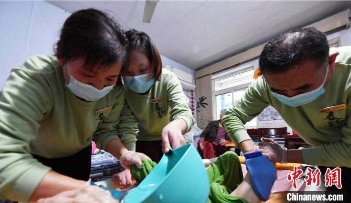 
江苏省中西医结合医院黄牛代挂号电话票贩子号贩子网上预约挂号,住院检查加快,中国“Z世代”助浴师“出师” 解“银发族”难言之痛